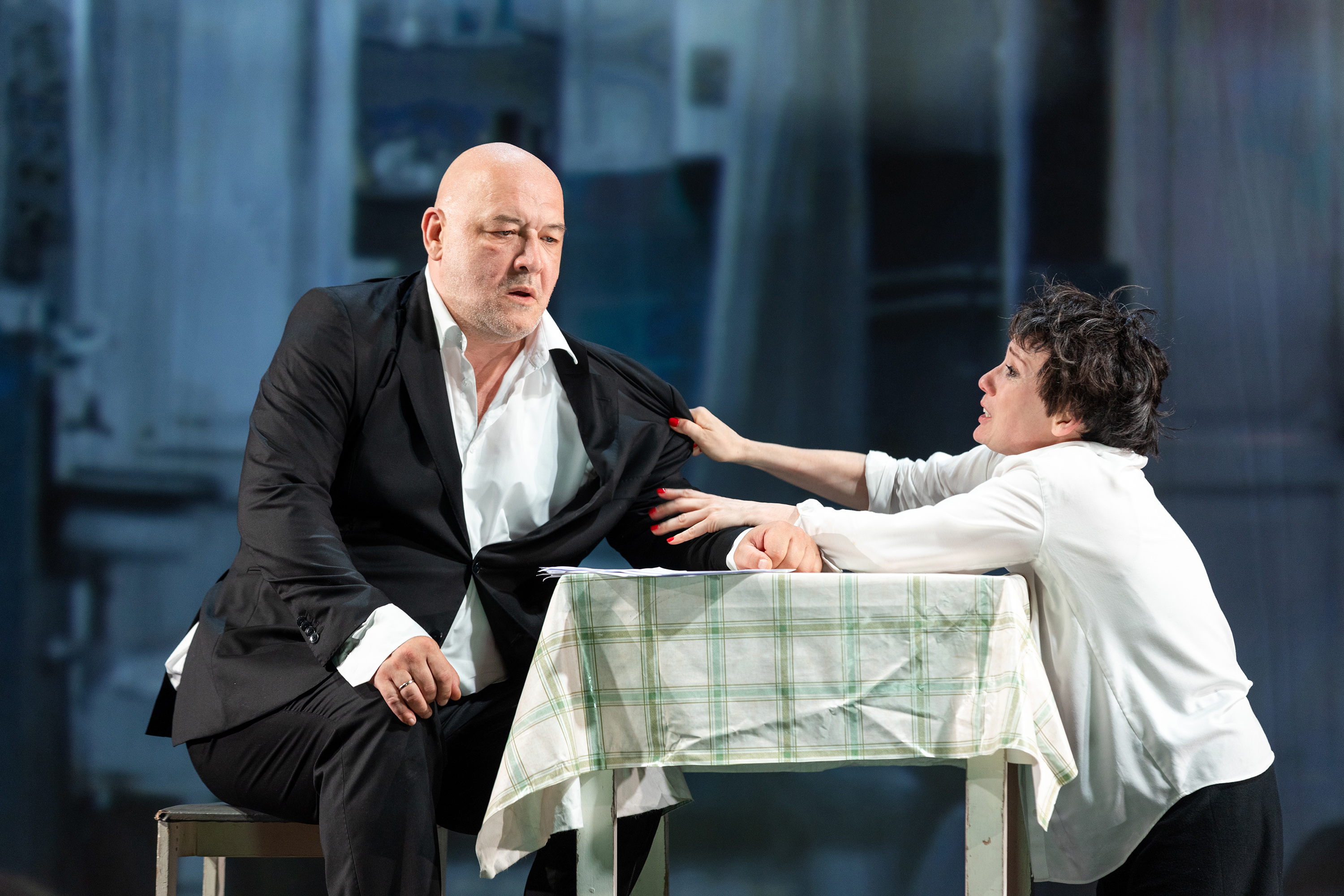 Maksims Suhanovs un Čulpana Hamatova izrādē "Ārprātīgo piezīmes" // Foto – ART Forte